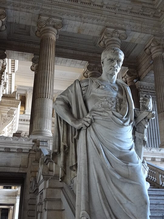 540px-Statue_dedans_le_Palais_de_justice-2